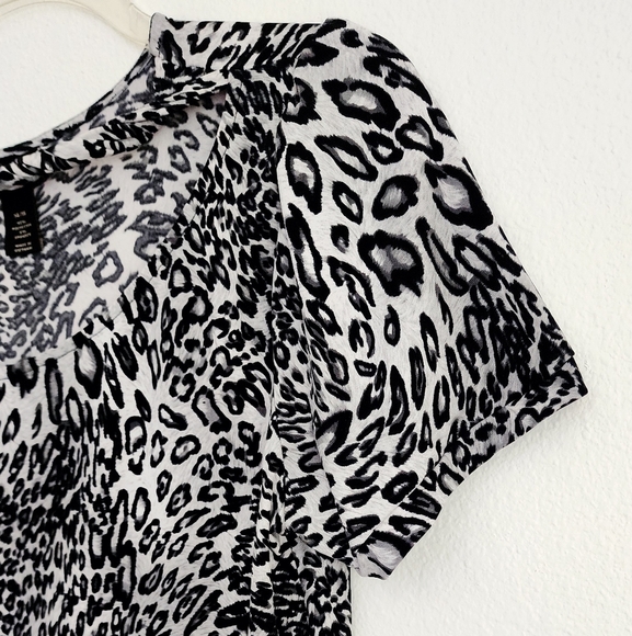 Lane Bryant Black and White Animal Print Twisted Keyhole Top Sz 14-16 - Picture 2 of 7